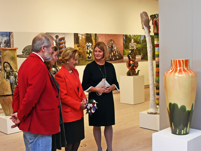 Også eit keramisk arbeid av Dronning Sonja inngår i utstillinga. Foto: Sven Gj. Gjeruldsen, Det kongelege hoffet